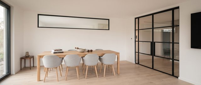 Loft-Drehtür aus Stahl mit schwarzen Sprossen und Glasfeldern als Raumteiler zum Esszimmer