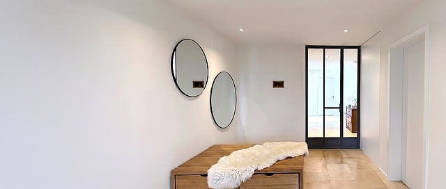 Zweiflügelige Stahl-Glas-Tür in einem sanierten Wohnhaus in Hannover