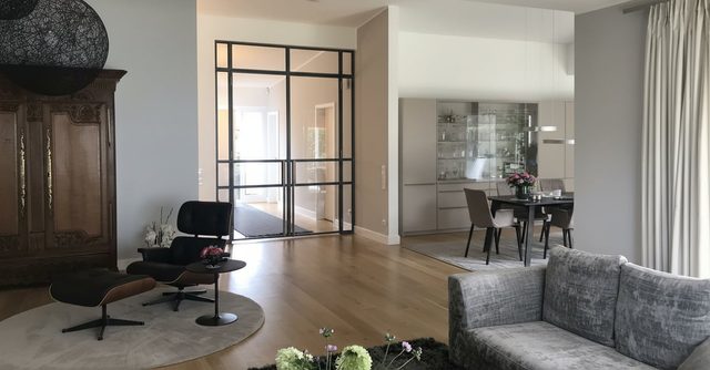 Elegantes Wohnzimmer mit Stahl-Loft-Tür von Metallmanufaktur van de Weyer