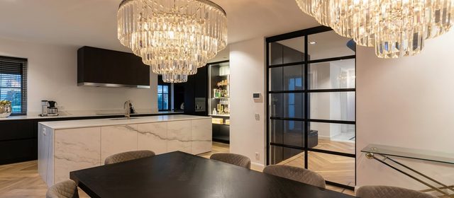 Stahl-Loft-Schiebetür mit Glasfüllung in modernem Interieur