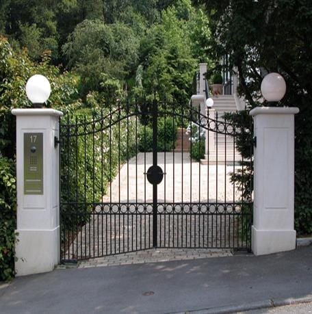 Schmiedeeisernes Tor mit Rundbögen für eine Privatvilla