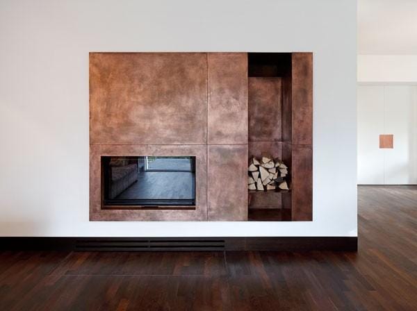 Kupferverkleidung mit integrierter Holzablage