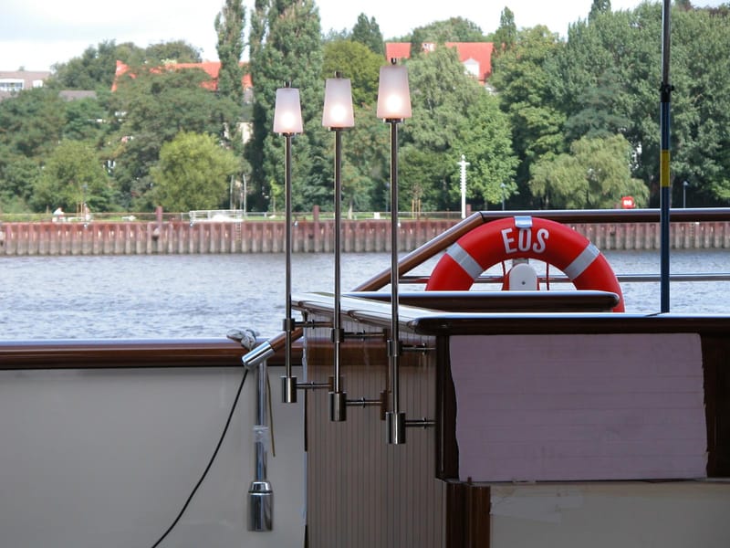 Edelstahl-Leuchten für die SY Eos — bei Auslieferung das größte Segelschiff der Welt