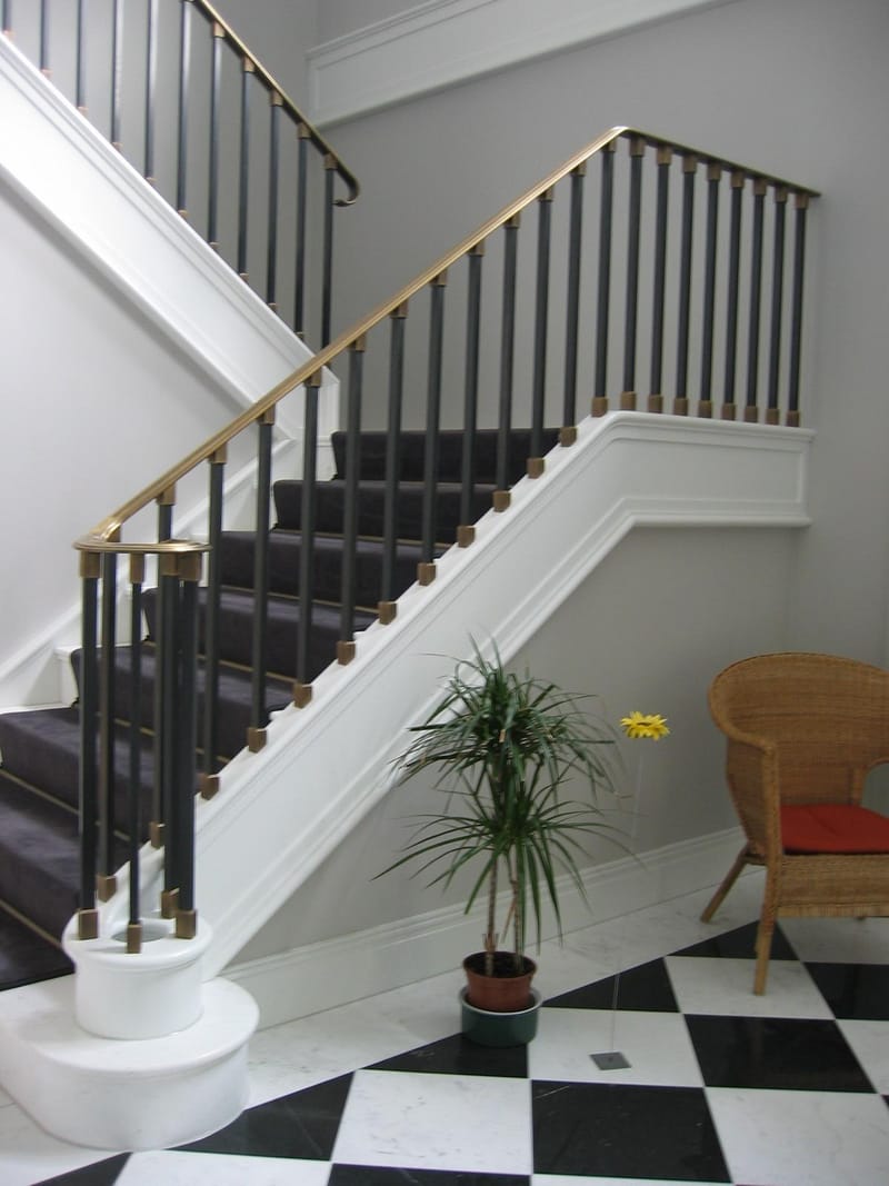 Bronze-Handlauf mit Stahlsprossen für eine Stadtvilla