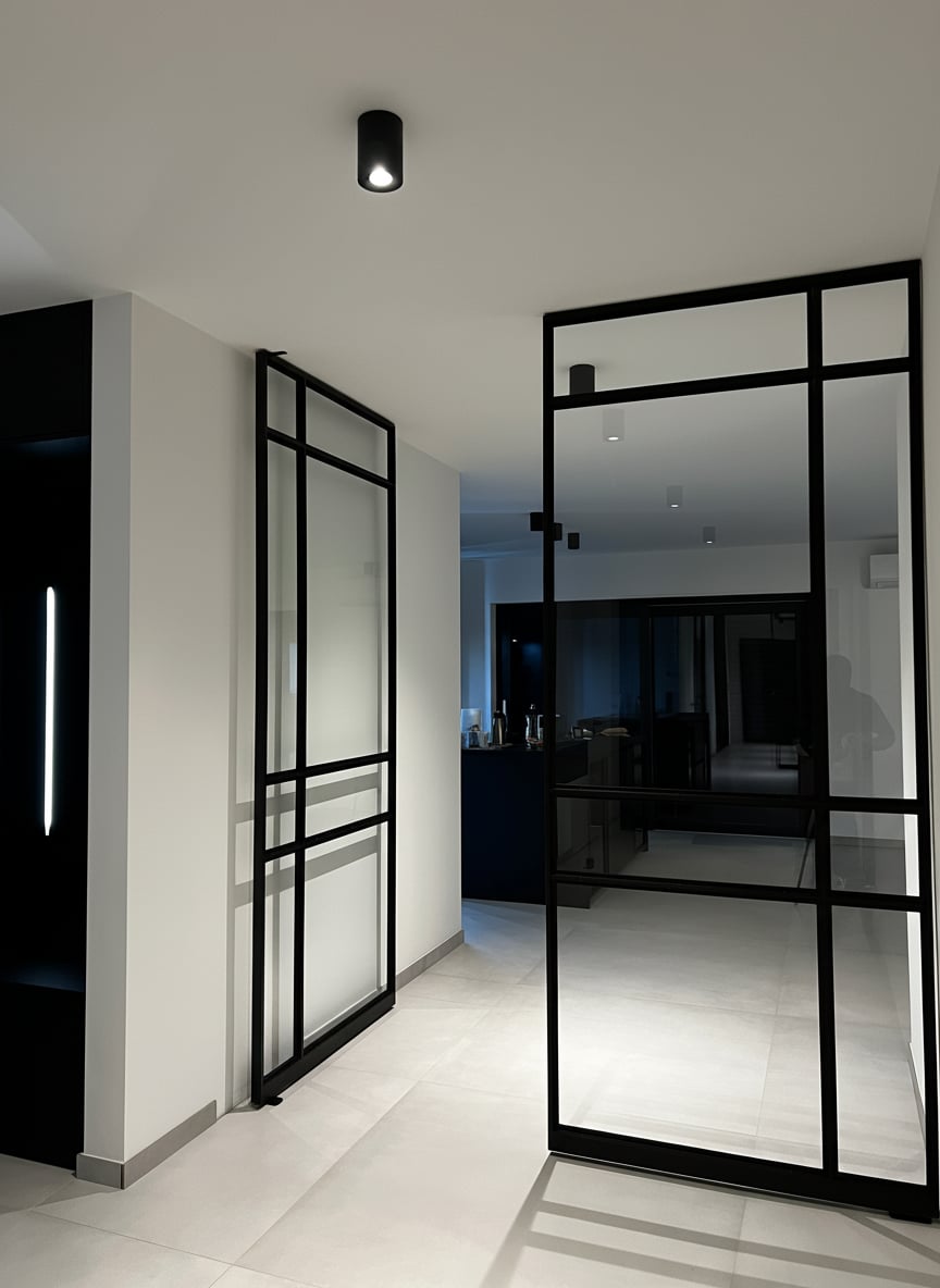 Detailansicht der Pivottür-Konstruktion mit Sprossenteilung