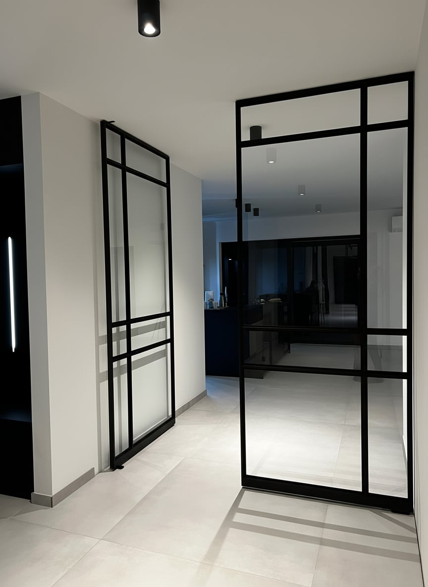 Zweiflügelige Pivottür mit Festverglasung am Treppenhaus