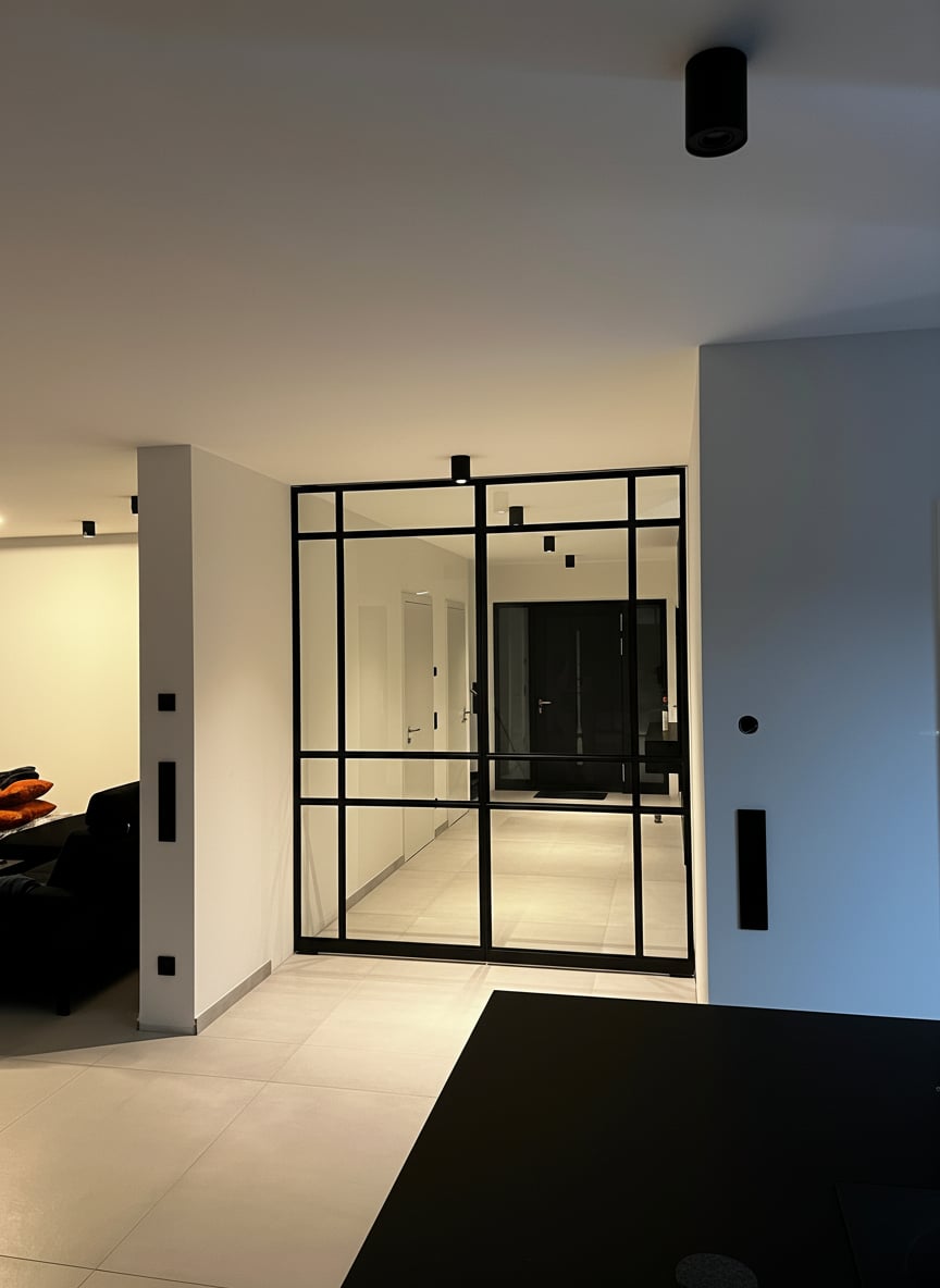 Blick vom Obergeschoss auf die Pivottür-Verglasung