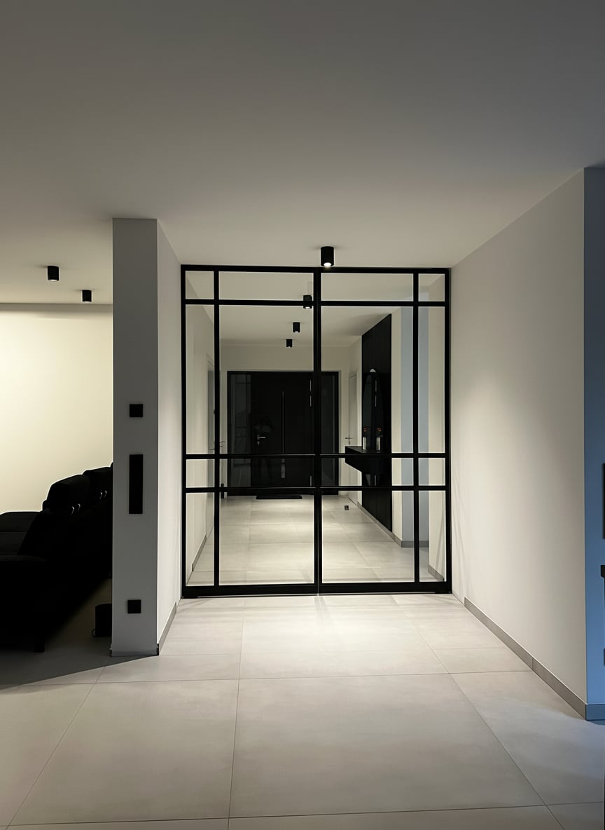 Übersicht der Pivottür-Anlage im Wohnbereich mit Treppe