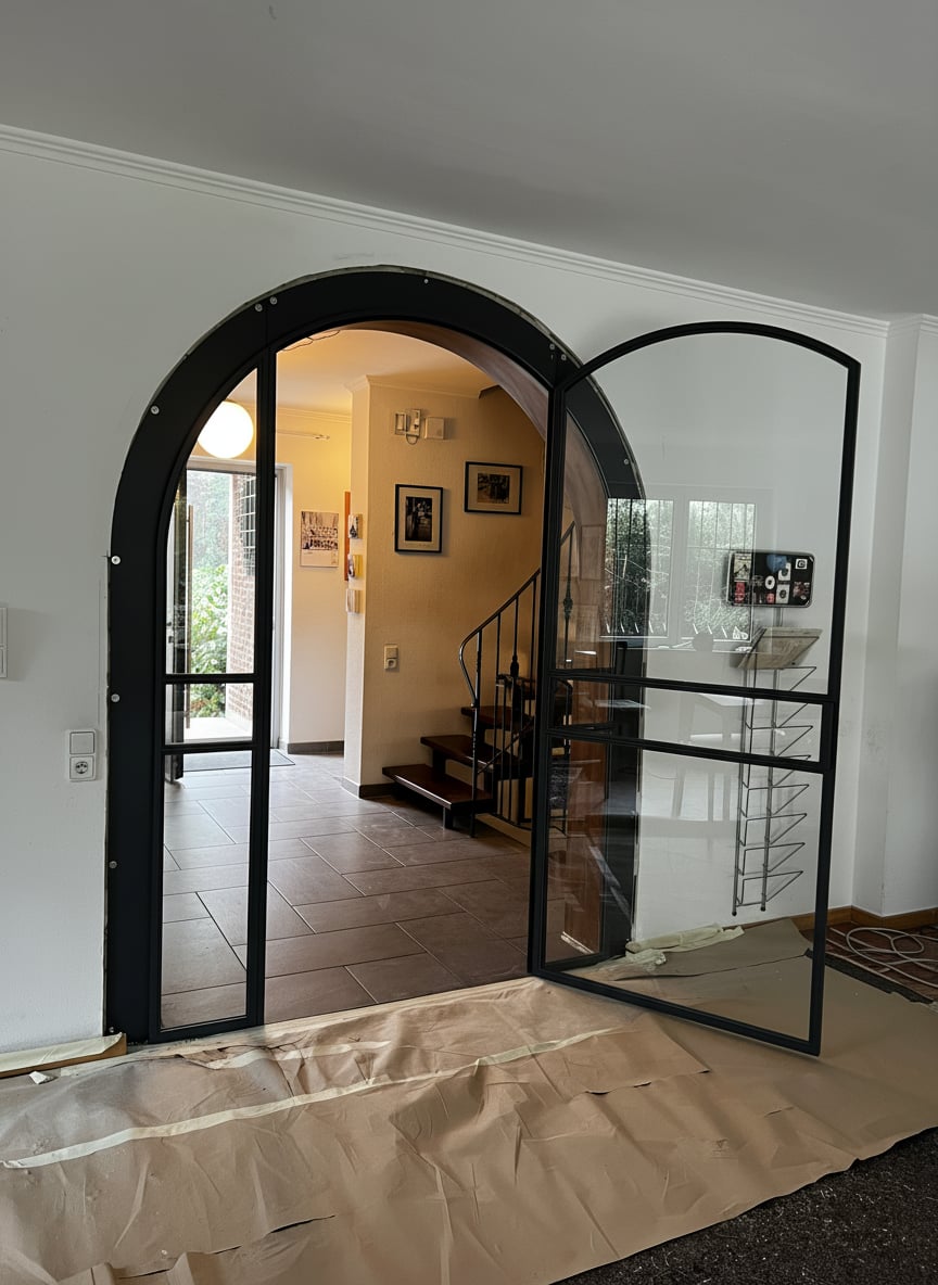 Rundbogen-Drehtür mit Seitenteilen im Altbau-Flur mit Fischgrät-Parkett