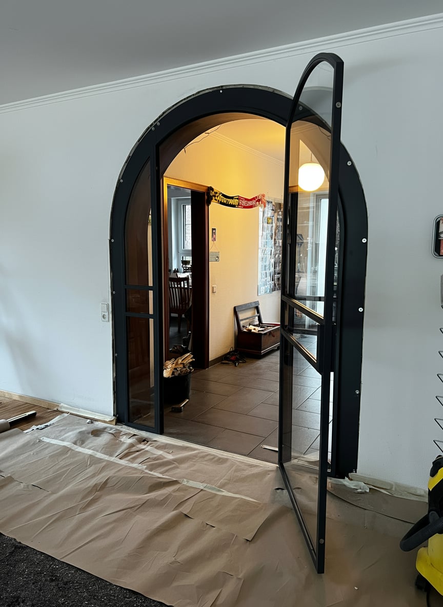 Rundbogen-Drehtür von der Gegenseite mit Blick in den Wohnbereich