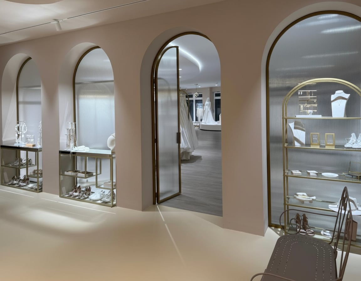 Goldene Rundbogen-Doppeldrehtür mit Riffelglas am Brautmodengeschäft Durch Dick und Dünn in Ludwigsfelde