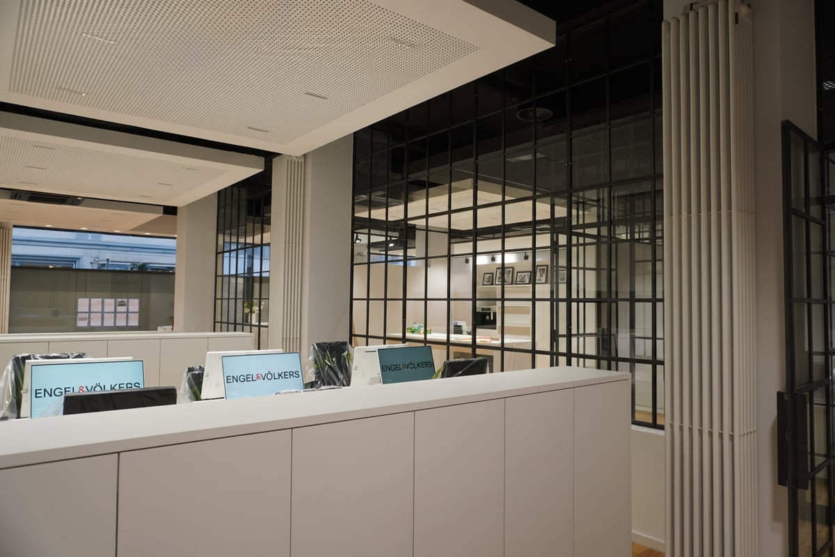 Empfangsbereich mit Stahl-Glas-Elementen im Hintergrund