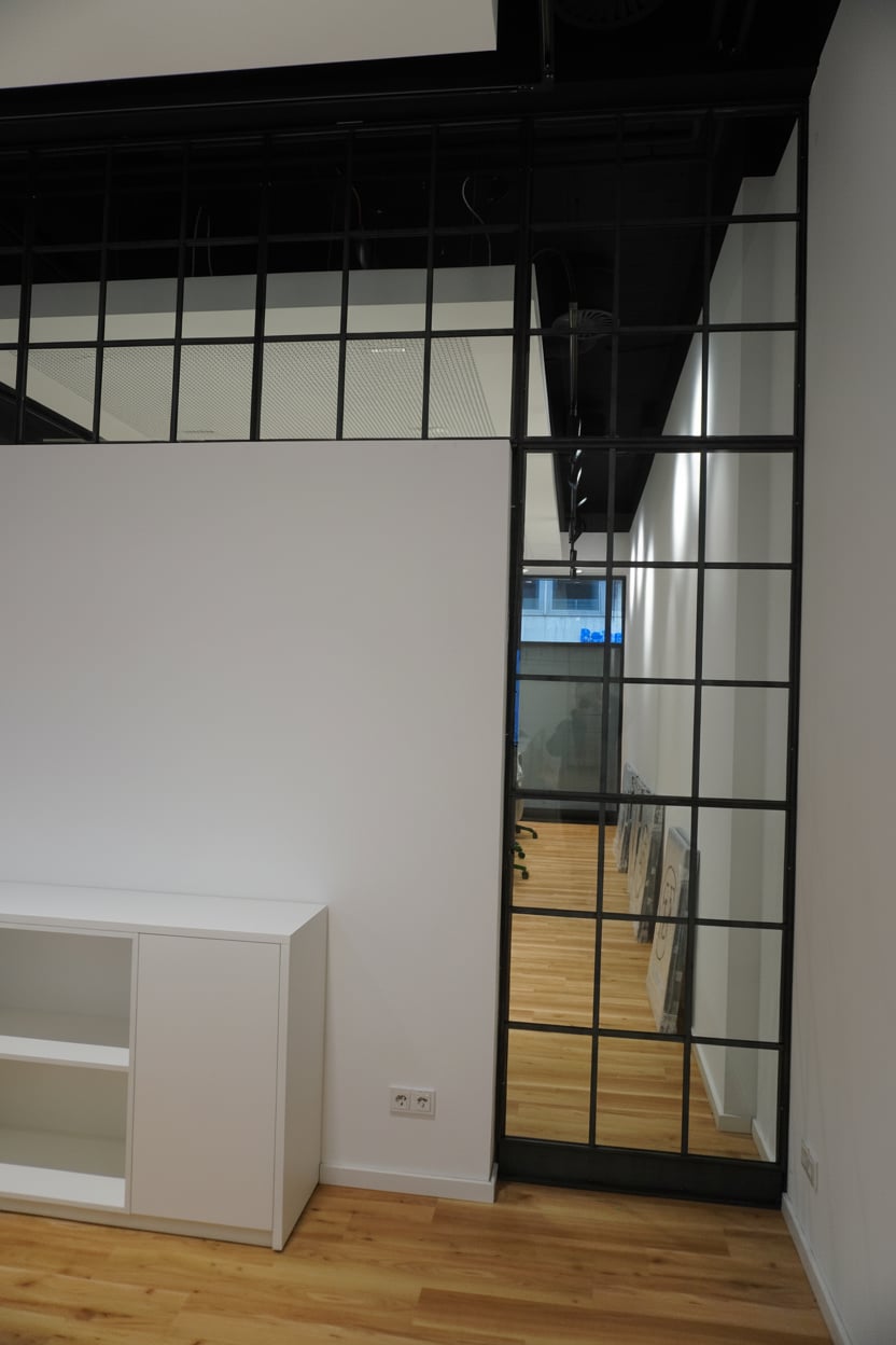 Festverglasung mit Stahlsprossen als transparente Raumtrennung