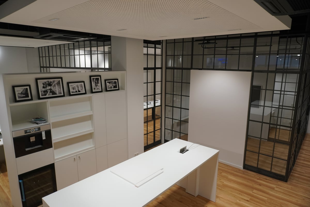 Eckverbindung der Stahl-Glaswände mit Loft-Atmosphäre