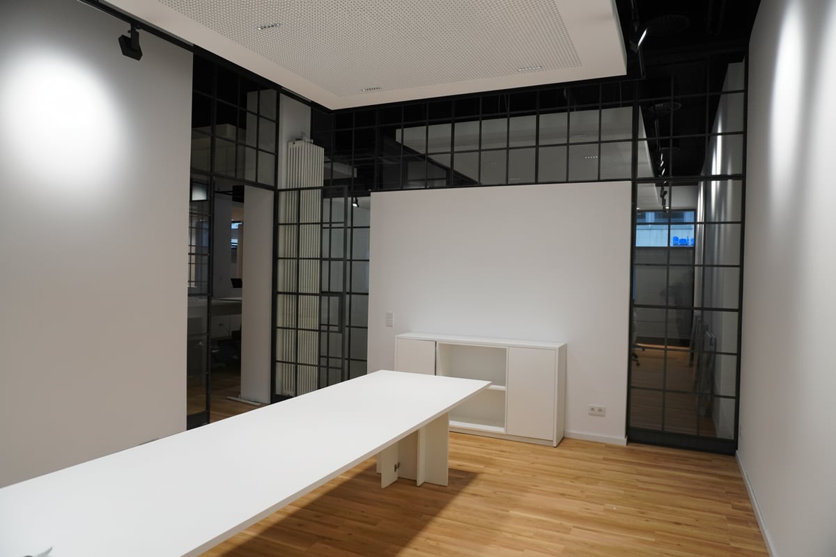 Stahl-Glas-Trennwände im Loft-Büro von Engels & Völkers Düsseldorf