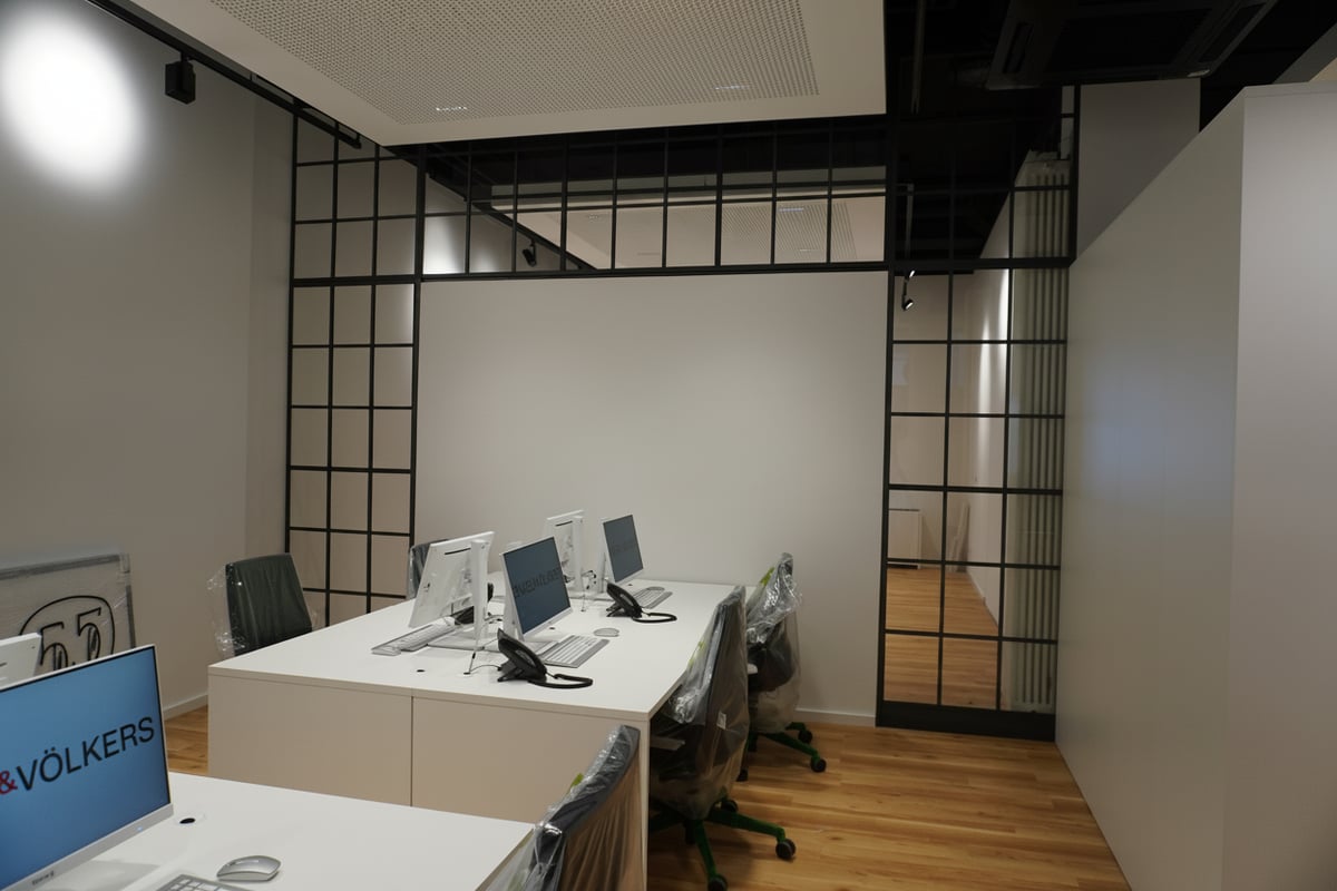 Arbeitsplätze hinter Stahl-Glastrennwänden bei Engels & Völkers