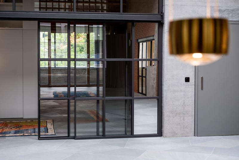 Wohnloft mit forster presto xs Stahl-Glas-Trennwänden im Papieri-Areal Cham