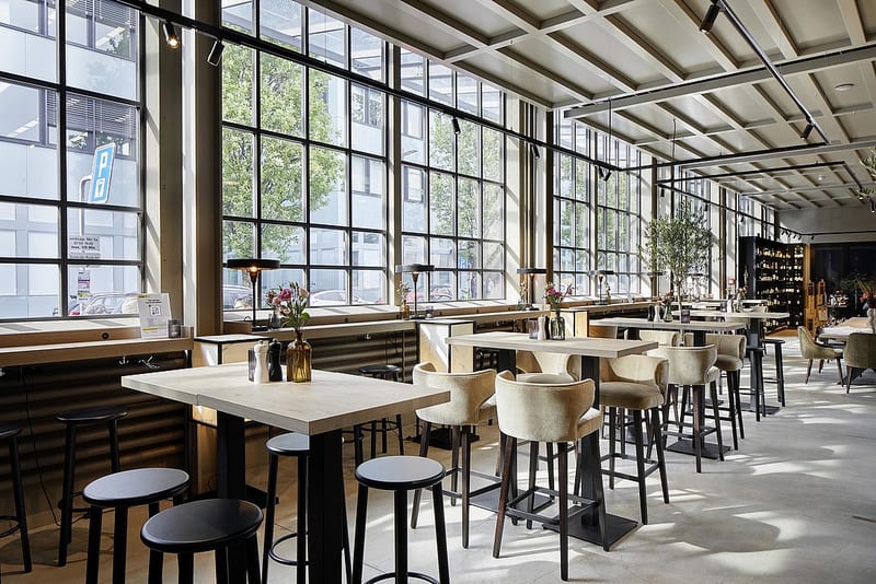 Shedhalle Zug mit forster unico xs Stahlfenstern nach Umnutzung zu Gastronomie