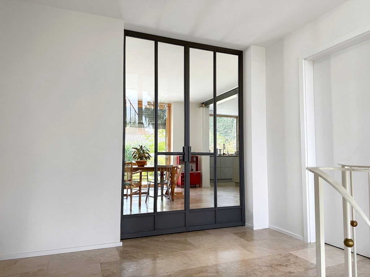 Zweiflügelige Stahl-Glas-Tür mit glasteilenden Sprossen in RAL 9007, geschlossen