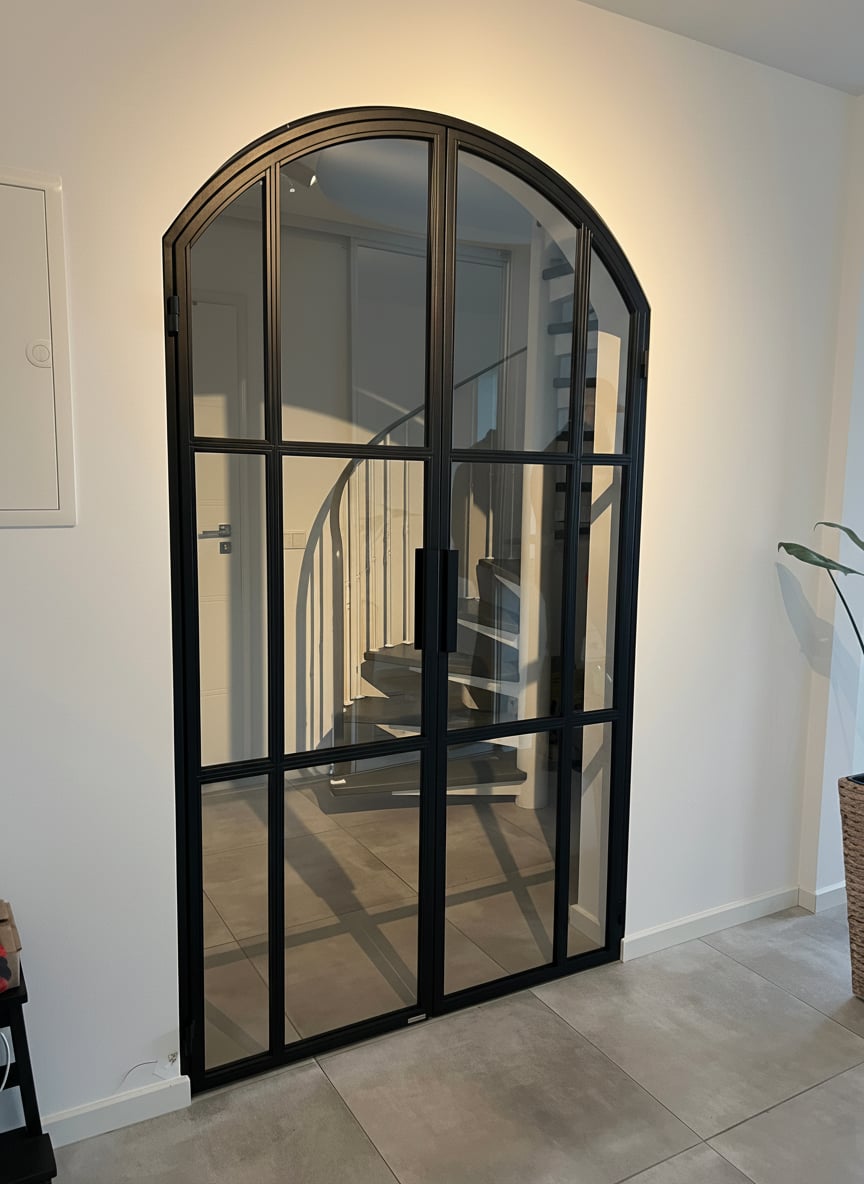 Frontalansicht der zweiflügeligen Stichbogen-Drehtür mit Sprossenteilung