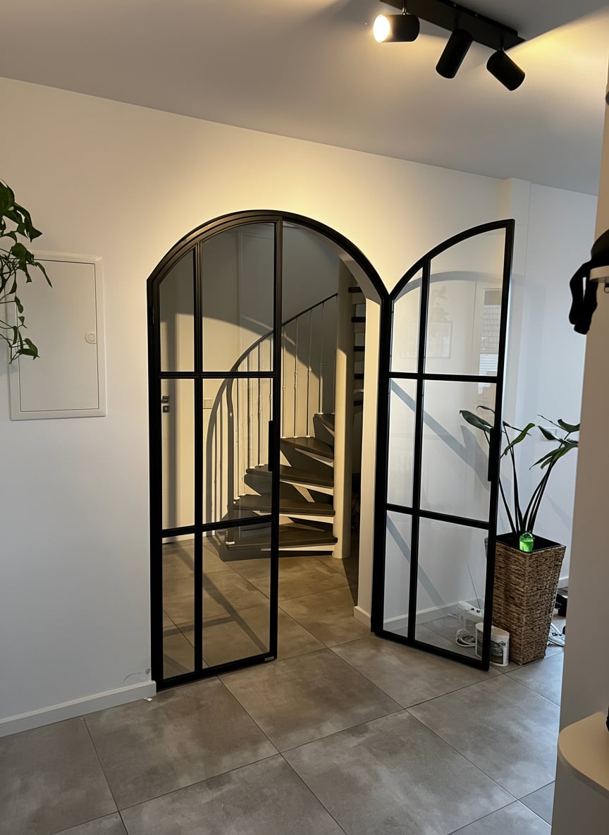 Stichbogen-Drehtür als Treppenhaus-Abtrennung mit Blick auf die Treppe