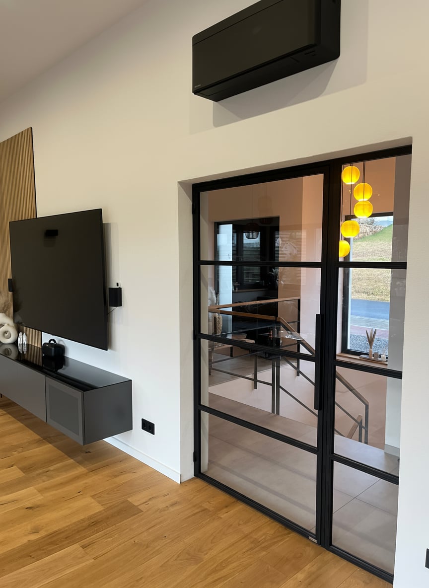 Weitwinkelansicht der Stahl-Glas-Elemente im offenen Wohnbereich