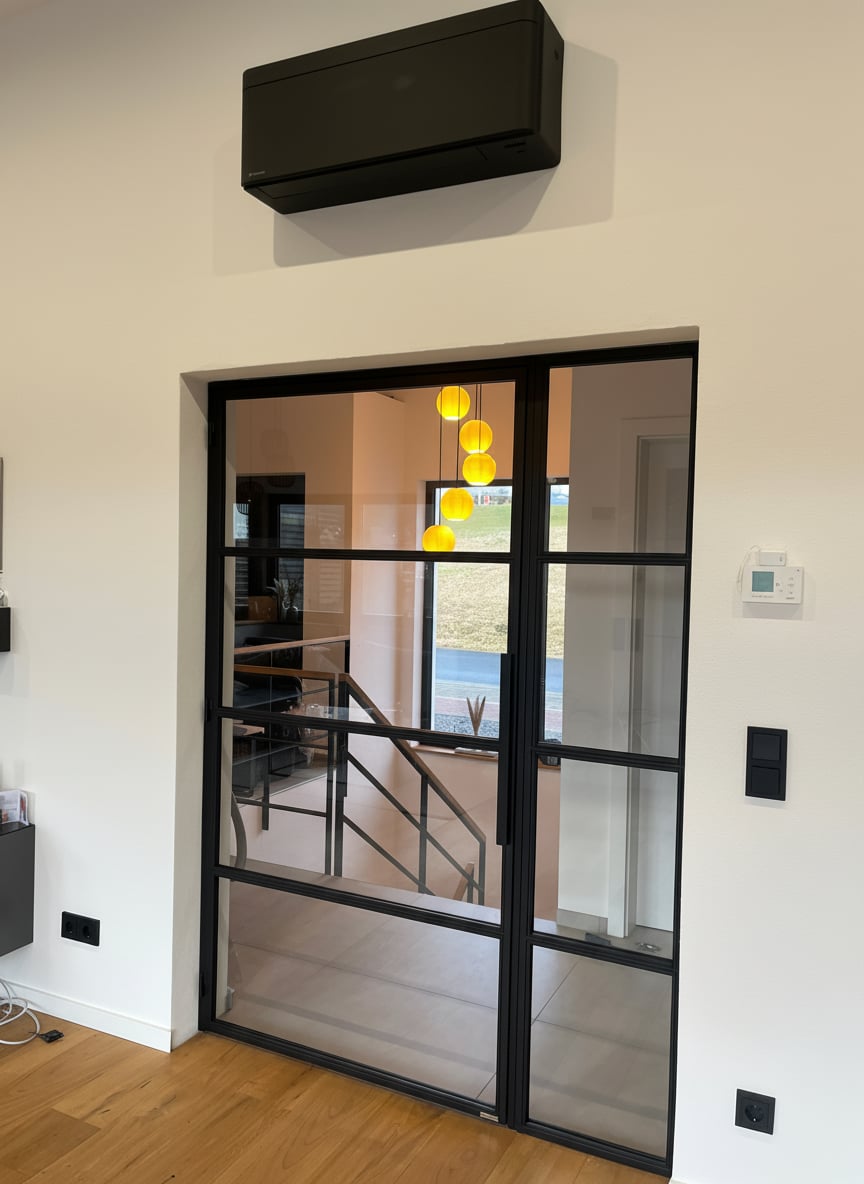 Drehtür mit Seitenteil im Wohnbereich mit Blick auf Kugelleuchten