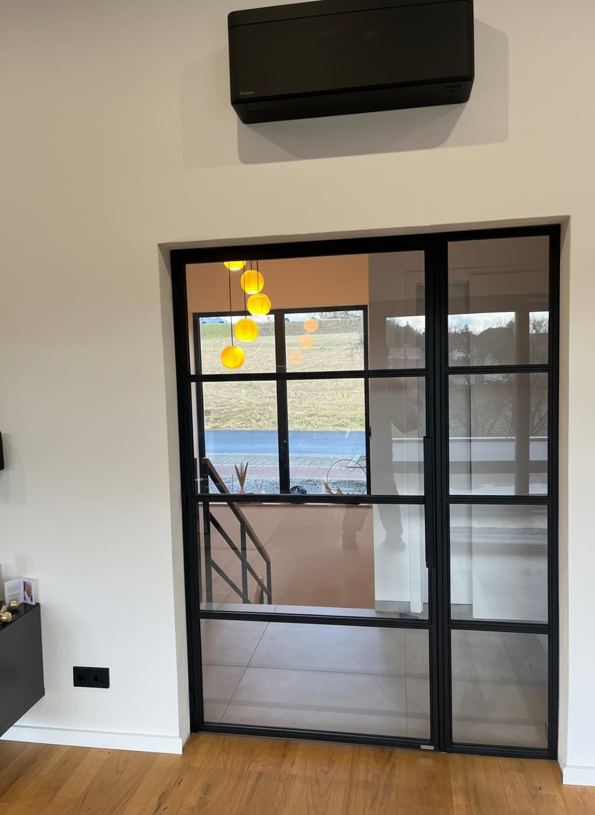 Stahl-Glas-Innenfenster mit Sprossenteilung zwischen Wohnräumen