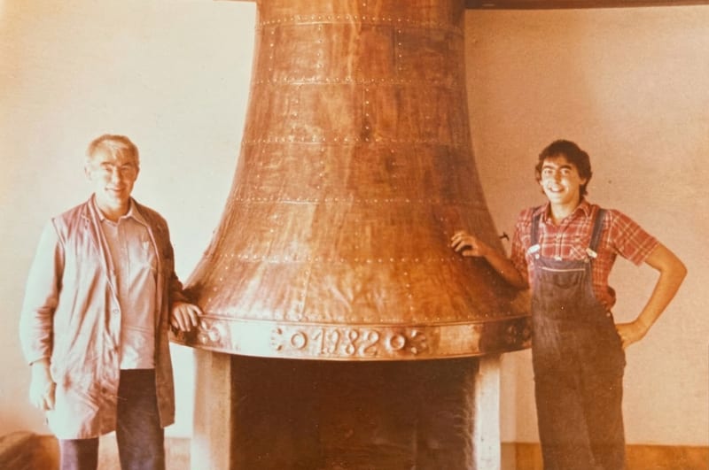 Karl Otto und Thomas van de Weyer vor einem handgefertigten Kupfer-Kamin, 1982
