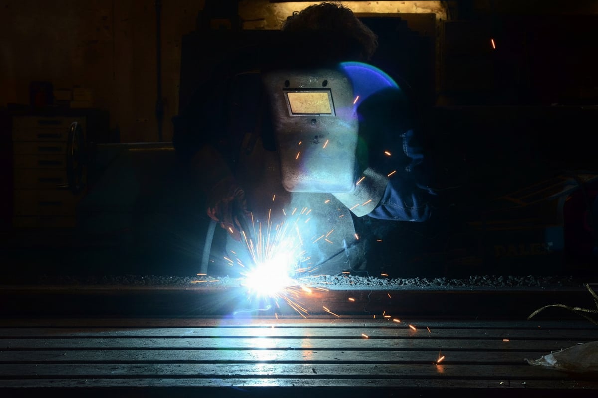 Schweißarbeiten in der Metallmanufaktur van de Weyer – Funkenflug bei der Fertigung einer Stahltür